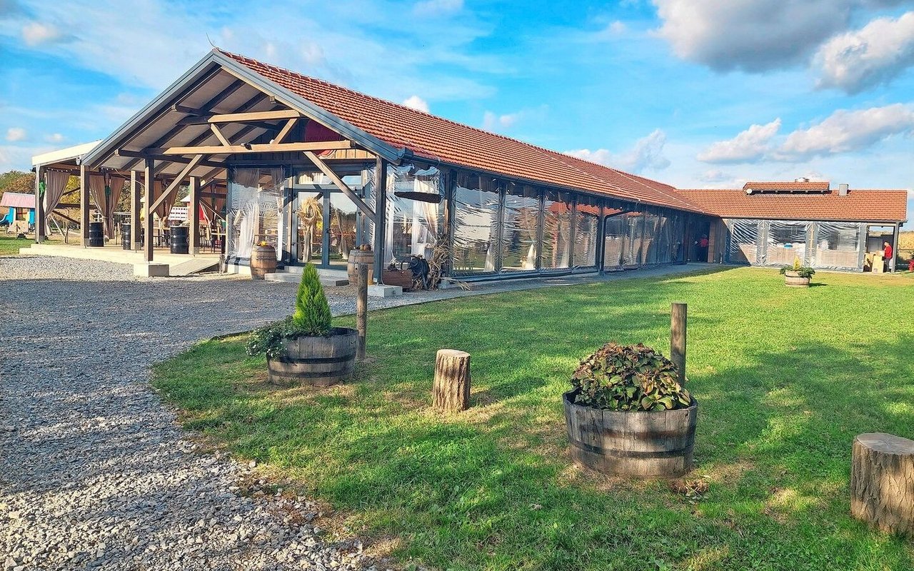 Auf dieser Obstplantage haben sich zwei junge Brüder auf Agrotourismus spezialisiert. Auf dem Betrieb finden Hochzeiten sowie Besuche durch Schulklassen und Gruppen statt. Sämtliche selbst produzierten Obstsäfte werden direkt vermarktet. 