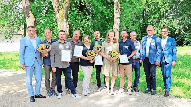 Die Sieger der Staatsweine BL BS 2024, umrahmt von Regierungsrat Kaspar Sutter (l.), Christoph Böbner, Leiter Ebenrain (2. v. r.), und Regierungsrat Thomi Jourdan (r.).