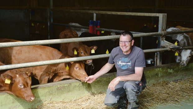 Fredy Saller schwärmt von seinem Traktor mit Motorenheizung: «Der startet im Winter reibungslos und man friert weniger.»(Bild jsc)