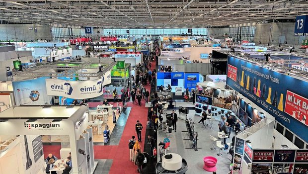 Ein Blick über eine der vielen Messehallen der Eurotier. Über 120 000 Besucher(innen) reisten ins deutsche Hannover und bestaunten die Innovationen aus aller Welt.  