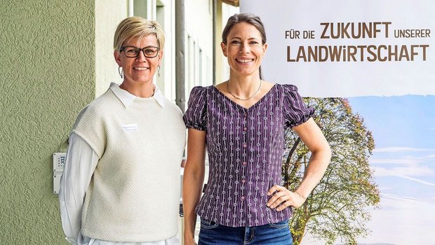 Die vierfache Schwingerkönigin Sonia Kälin mit der Präsidentin Elisabeth Rüttimann an der Frühjahrstagung der Luzerner Bäuerinnen.