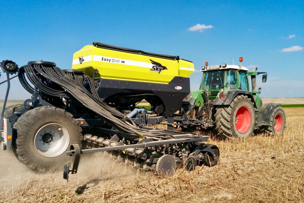 Mit der Easy-Drill-Sämaschine der französischen Firma Sky Agriculture kommt (mehr) Direktsaat als Anbausystem in die Schweiz. Bild: zVg