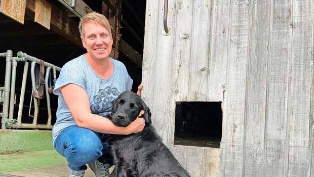 Die Mutterkühe sind auf der Alp: Verschnaufpause für Astrid Murpf mit Hündin Juna.