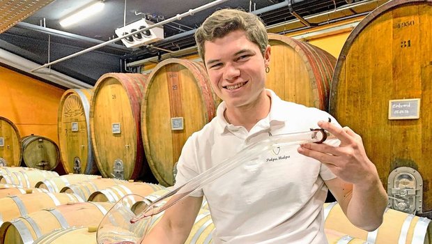 Der 19-jährige Tön Staubli im Weinkeller der GVS in Schaffhausen beim ersten Begutachten eines jungen Weines aus dem Holzfass.