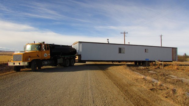 Mit dem Tanklastwagen zügelten Ruckstuhls das «Mobile Home» etwa 15 Kilometer weit über Kiesstrassen zu ihrem Haus. Hasen und Küken sollen darin in gut beheizten Räumen Tür an Tür leben. (Bild Alexandra Ruckstuhl)