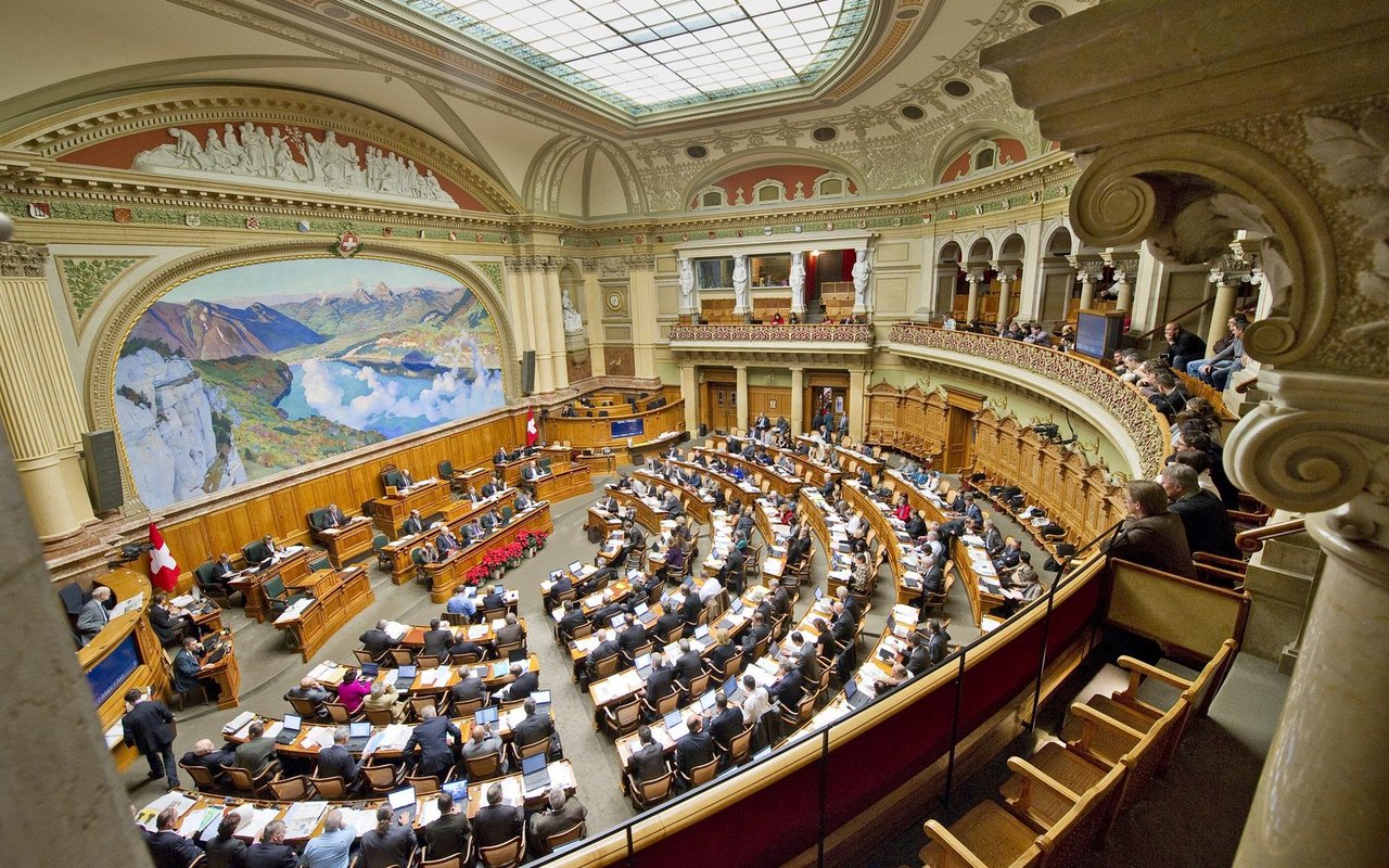 Der Nationalrats-Saal mit dem Wandbild, auf dem die Rütliwiese und im Hintergrund die beiden Mythen zu sehen sind.