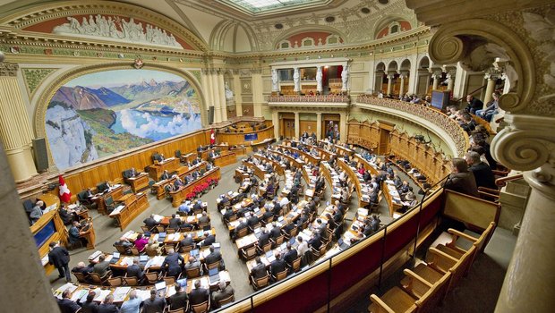 Der Nationalrats-Saal mit dem Wandbild, auf dem die Rütliwiese und im Hintergrund die beiden Mythen zu sehen sind.