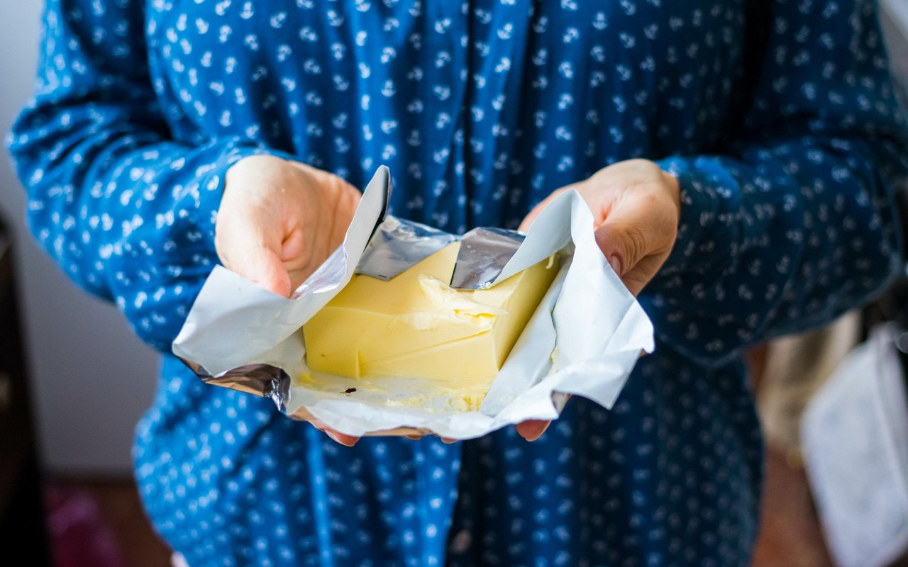 Butter-Mödeli in den Händen einer Bäuerin.