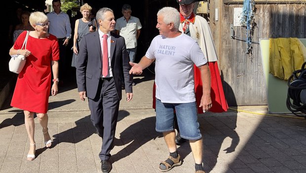 Paola und Ignazio Cassis mit Betriebsleiter Jean-Jacques Duperrex auf dessen Landwirtschaftsbetrieb «Stückweid» in Knonau ZH. Momentaufnahme vom 1. August-Brunch 2022. (Bild: «die grüne» / Jürg Vollmer)