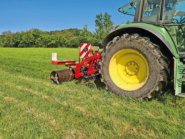 Lockere Grasnarbe verhindert Verluste im Futterbau Der Aéré Tiefengrubber kann auch als Vorbau-Gerätfür Fräsen, Sämaschinen etc eingesetzt werden. (Bild Beat Schmid)