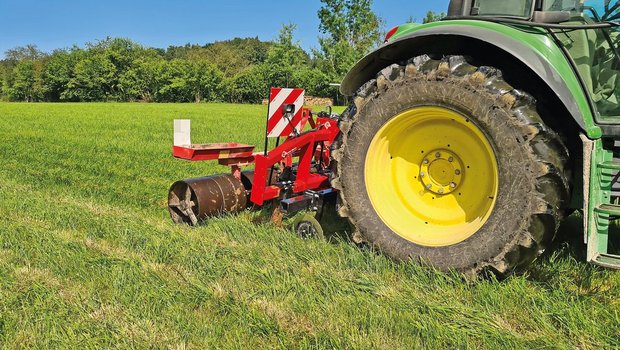 Lockere Grasnarbe verhindert Verluste im Futterbau Der Aéré Tiefengrubber kann auch als Vorbau-Gerätfür Fräsen, Sämaschinen etc eingesetzt werden. (Bild Beat Schmid)