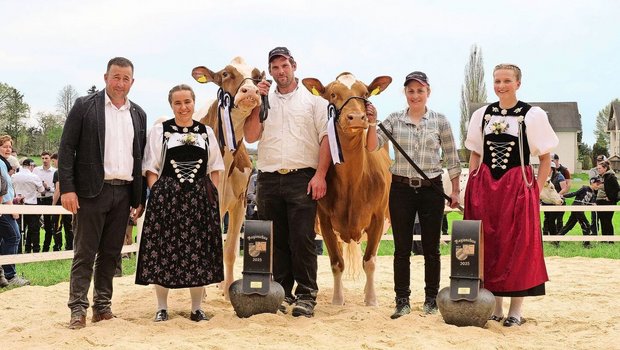 Die Siegerinnen unter den Seniorkühen: Der Miss-Titel ging an Hinterfluh’s Odyssey Somalia (r.) von Florian Jakob, Miss Schöneuter wurde Wingeiers Echo Loriana von Hansueli Wingeier.
