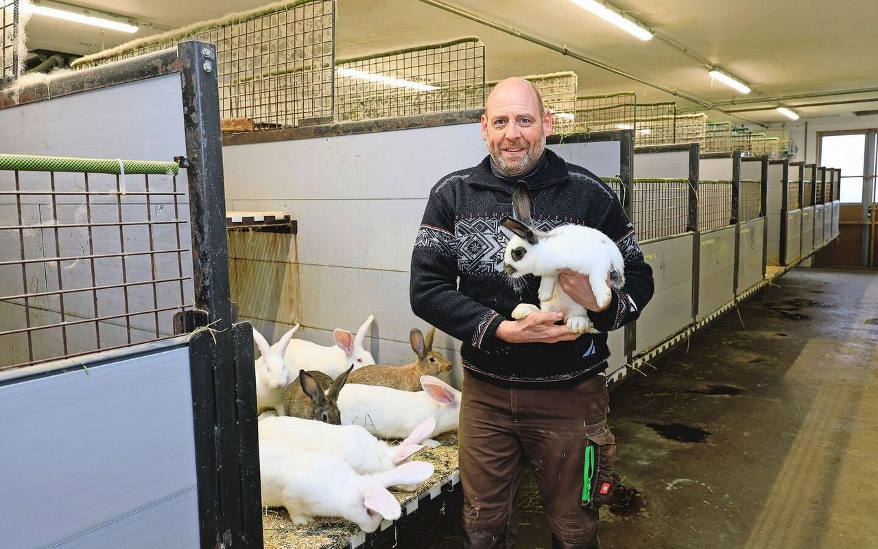 Landwirt Michael Notter gefällt bei der Kaninchenhaltung besonders, dass eigene Ideen eingebracht werden können und die Landwirte selbst die Haltung mitentwickeln. 