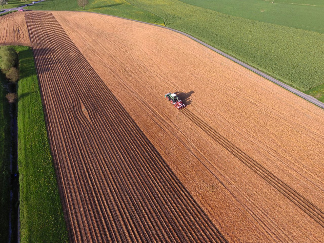 Satelliten-gestützte Spurführung ist ein Element von Smart Farming. Durch die Vernetzung von mehreren Elementen auf Daten-Ebene entsteht Landwirtschaft 4.0. Bild: Bucher Landtechnik AG