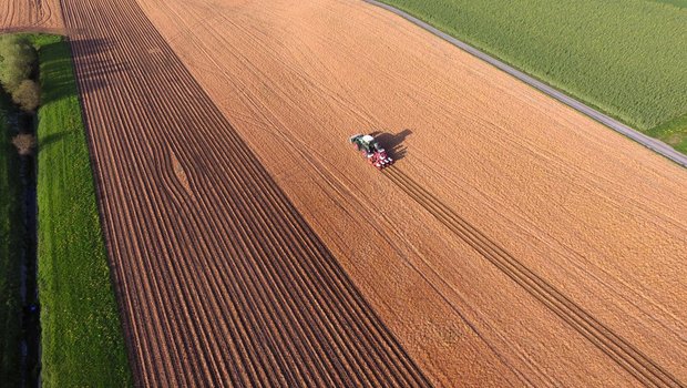 Satelliten-gestützte Spurführung ist ein Element von Smart Farming. Durch die Vernetzung von mehreren Elementen auf Daten-Ebene entsteht Landwirtschaft 4.0. Bild: Bucher Landtechnik AG