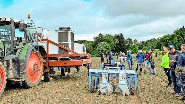 Der Laserweeder (links, angehängt am Traktor) ist schwerer und arbeitet schneller als der leichte und autonome Roboter von Caterra (rechts).  