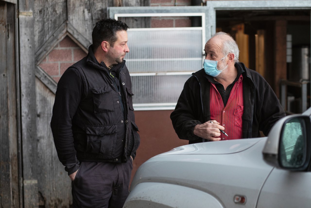 Samuel Graber (r) von der Granovit geht wöchentlich bei den Lohnmästern vorbei. Graber war jahrelang Präsident des Schweizer Kälbermäster-Verbands. Bild: Pia Neuenschwander