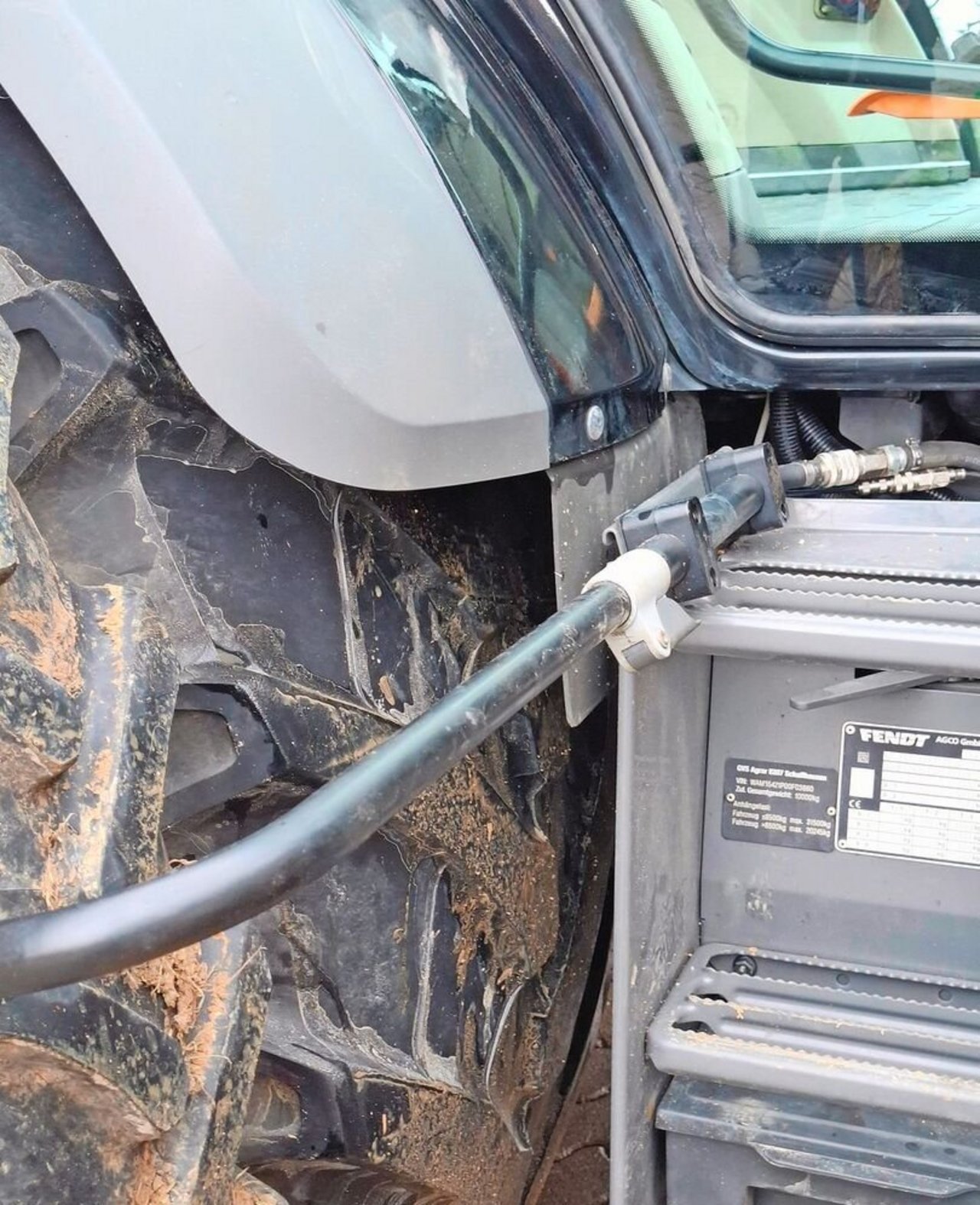 Die Führung der Luftleitung kann in der Breite verstellt werden.