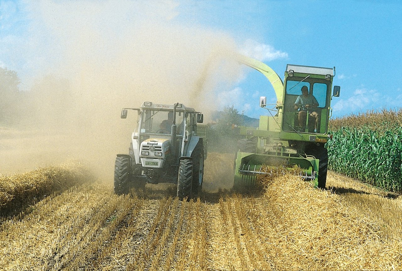 Bei der Getreideernte oder der Bodenbearbeitung ist der Staub deutlich zu sehen. Filter in den Traktor-Kabinen schützen wirksam. Bild: BUL