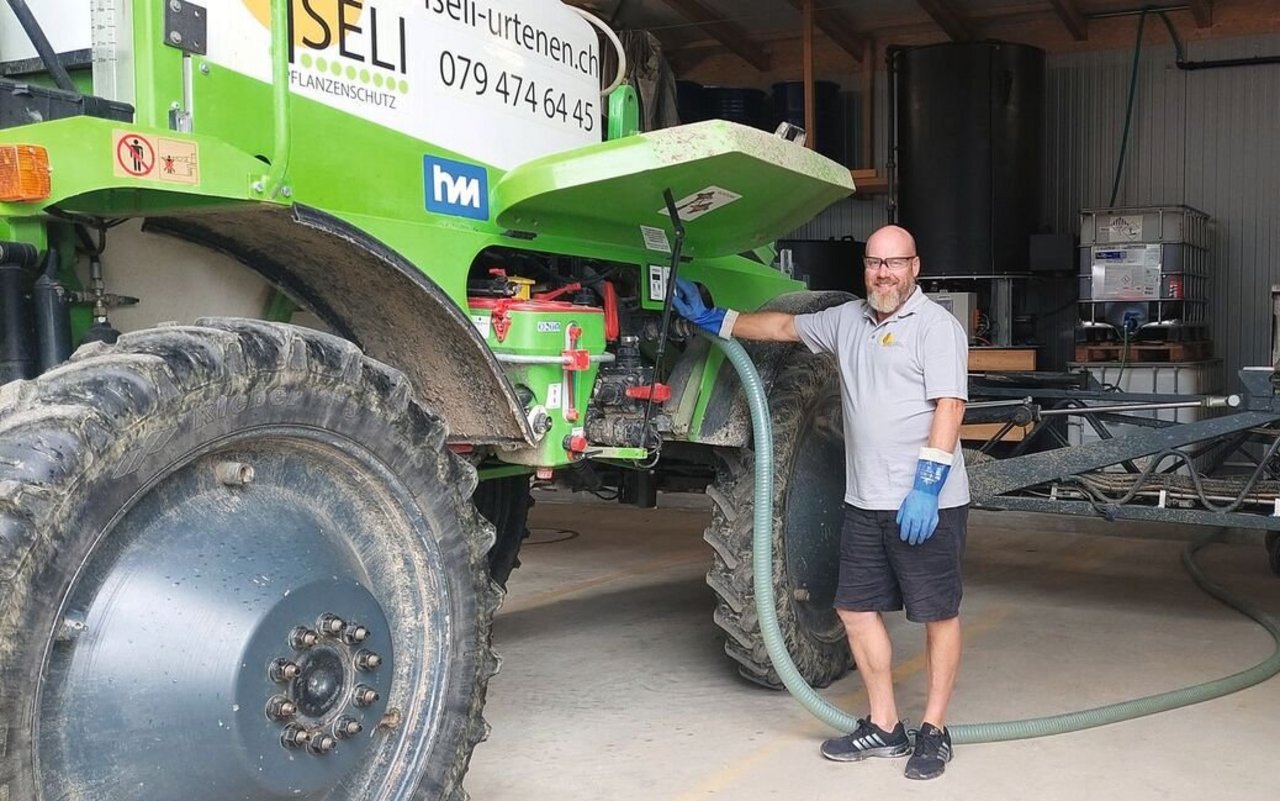 Stefan Iseli ist sehr zufrieden mit der Aktivkohle-Reinigungsanlage. Mit dem Schlauch kann er das Waschwasser einfach von der Feldspritze in den Tank im Boden pumpen. 