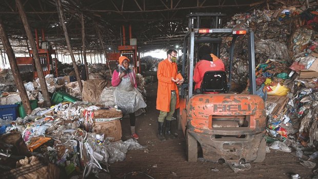 Der zentrale erste Schritt vor der Kompostierung ist eine gute Abfallsortierung, auch bei der Anlage «Takataka Solutions» in Nairobi (Kenia).