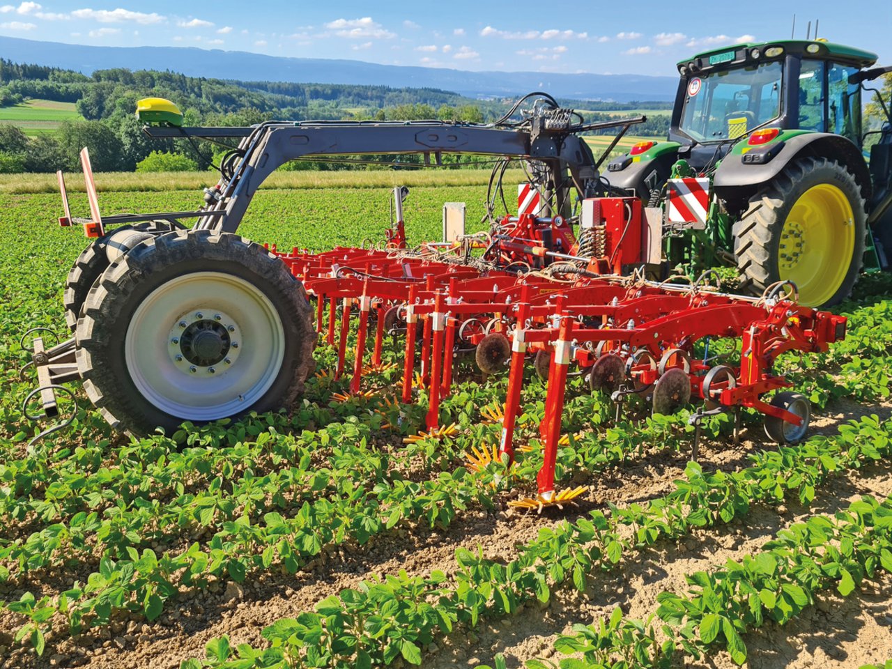 Der Positionsempfänger auf dem Geräteträger ist mit dem Empfänger auf dem Traktor verbunden und folgt diesem in der exakt gleichen Spur. Bild: Martina Rüegger