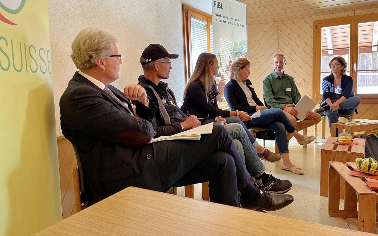 Podium mit Knut Schmidtke (FiBL), Urs Brändli (Bio Suisse), Seraina Siragna (FiBL), Salome Hofer (Coop), Raphael Peterhans (Landwirt) und Eva Wyss (WWF).