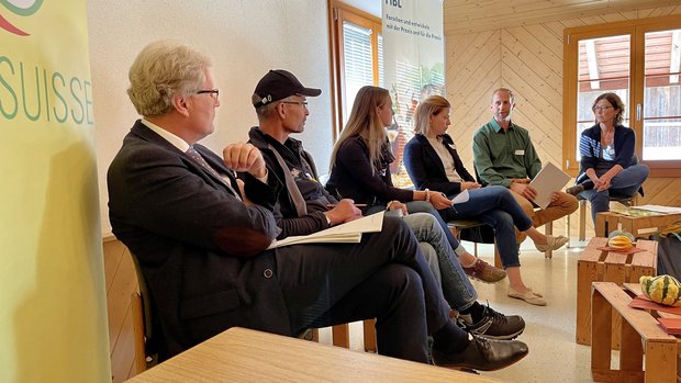 Podium mit Knut Schmidtke (FiBL), Urs Brändli (Bio Suisse), Seraina Siragna (FiBL), Salome Hofer (Coop), Raphael Peterhans (Landwirt) und Eva Wyss (WWF).