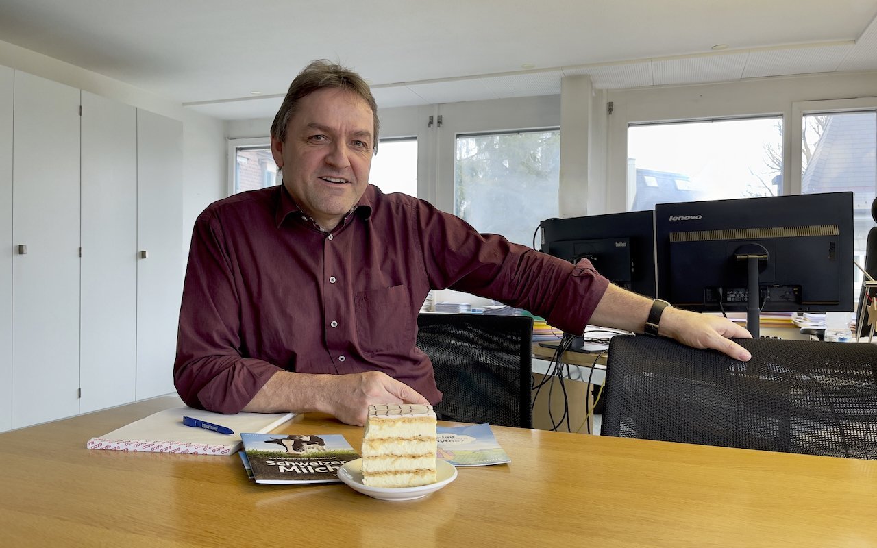 Stephan Hagenbuch mit einer Cremeschnitten-Sonderanfertigung.