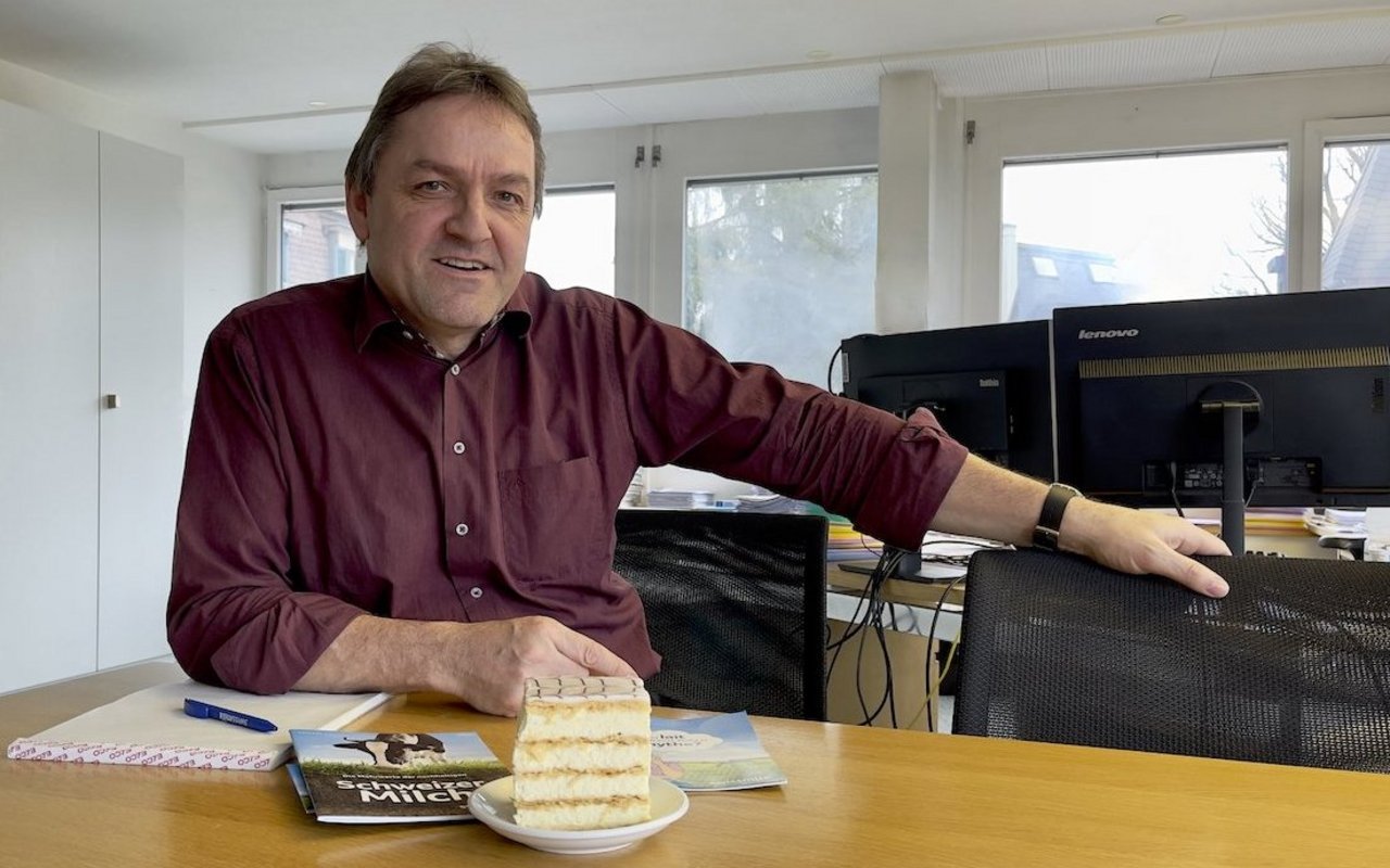 SMP-Direktor Stephan Hagenbuch mit einer Cremeschnitte.