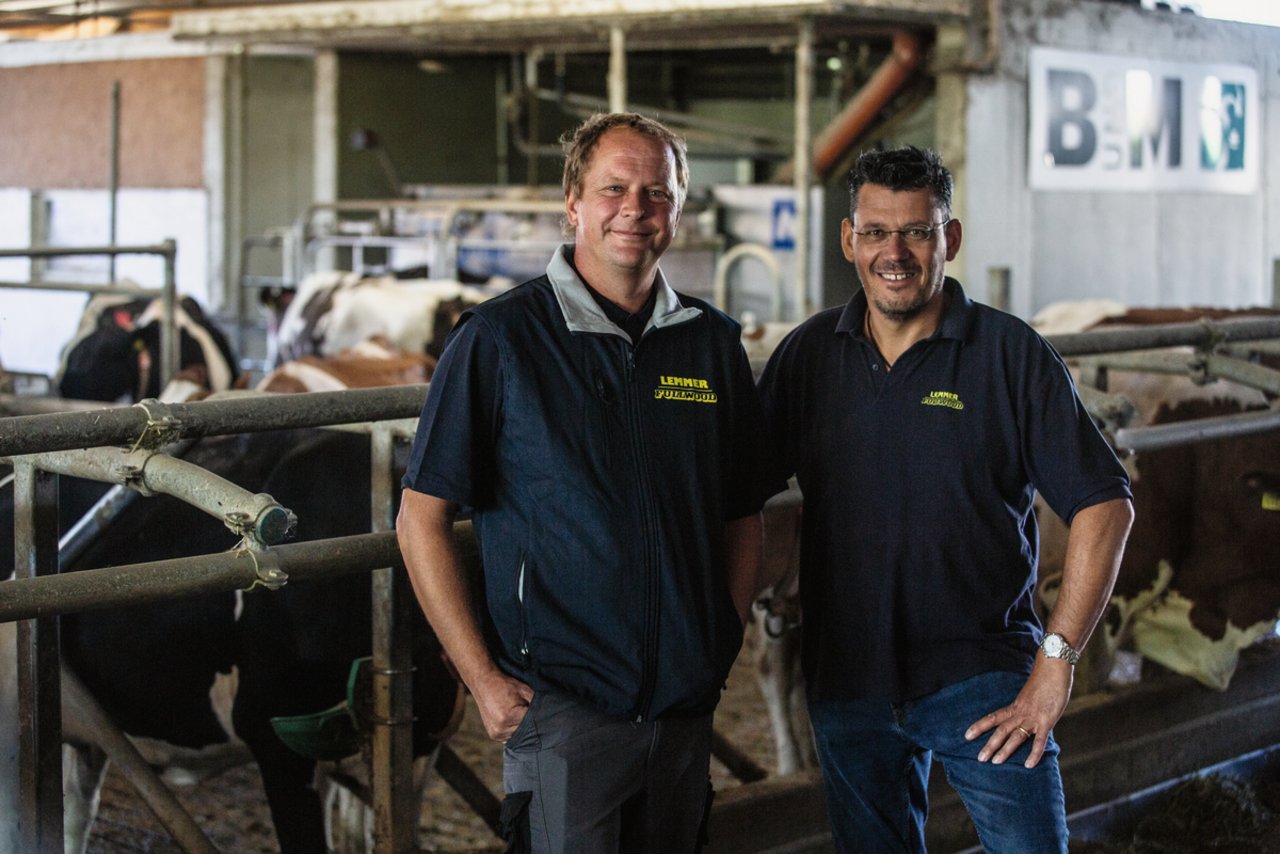 Landwirt Urs Reimann (links) und Lemmer-Fullwood-Verkaufsleiter Pius Muff sind zufrieden mit der Funktion des Merlin-Melkroboters von Lemmer Fullwood. Bild: Pia Neuenschwander