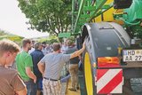 Feldspritzen werden immer öfter durch Lohnunternehmer bedient. Bild: Beat Schmid 