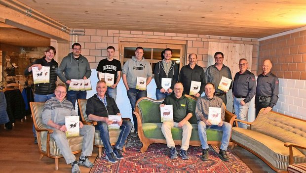 Die Ehrungen der 100 000er-Kühe übernahmen Michel Geinoz und Adrian Weber (rechts).