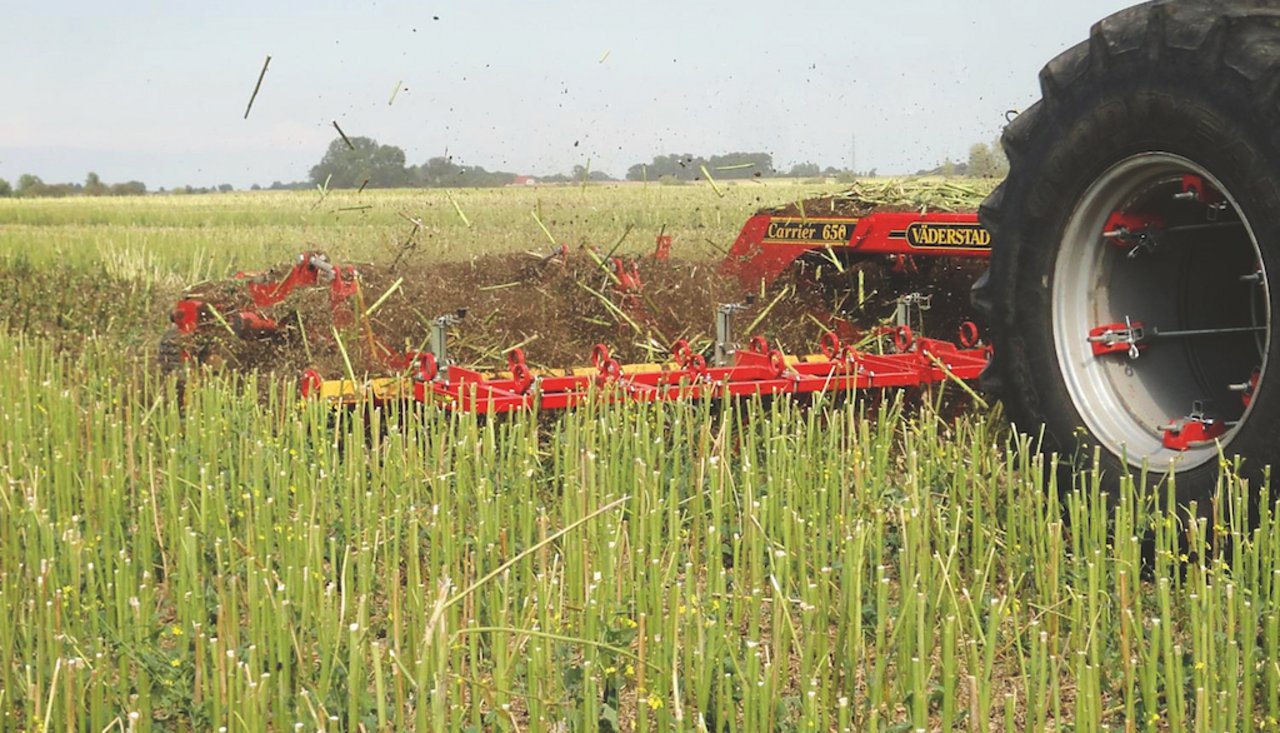 Trotz ultraflacher Bearbeitung werden Ernterückstände gut eingemischt. Bild: zvg