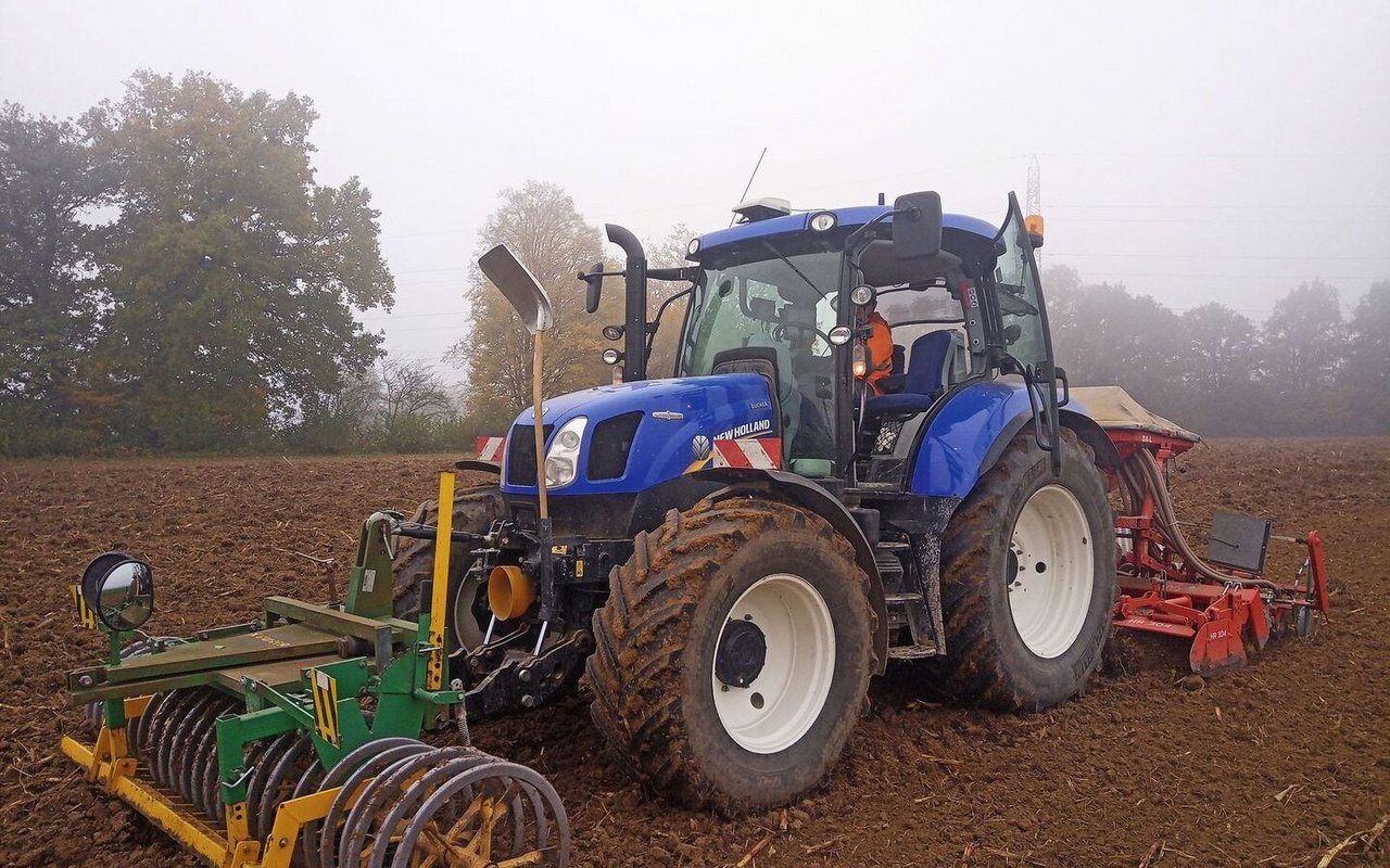 Traktor mit Säkombination auf dem Feld.