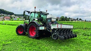 An einem Fendt-Traktor ist eine Sämaschine angehängt.