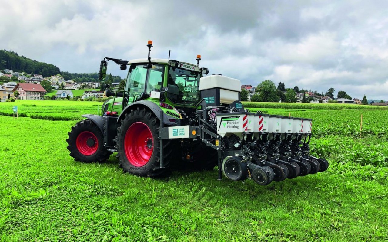 An einem Fendt-Traktor ist eine Sämaschine angehängt.