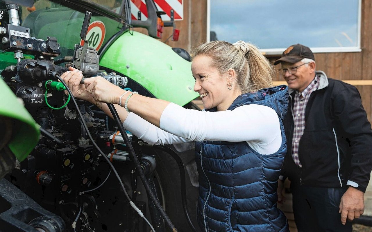 Liliane Bader hat die Berufsprüfung zur Bäuerin mit Fachausweis absolviert. Sie will aber auch wissen, wie die Maschinen auf dem Hof funktionieren. Da ist sie noch froh um die Unterstützung durch ihren Vater Josef Bader. 