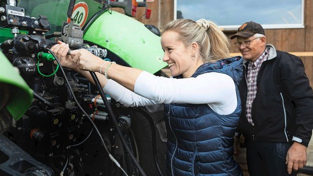Liliane Bader hat die Berufsprüfung zur Bäuerin mit Fachausweis absolviert. Sie will aber auch wissen, wie die Maschinen auf dem Hof funktionieren. Da ist sie noch froh um die Unterstützung durch ihren Vater Josef Bader. 