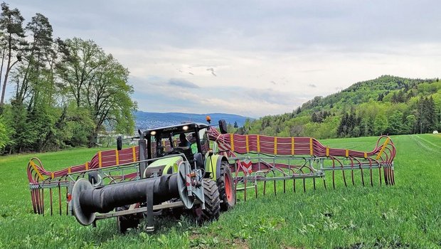 Die Pflanzenkohle wird zusammen mit Gülle auf der Versuchsfläche ausgebracht, um die positiven Effekte der Pflanzenkohle nachzuweisen.