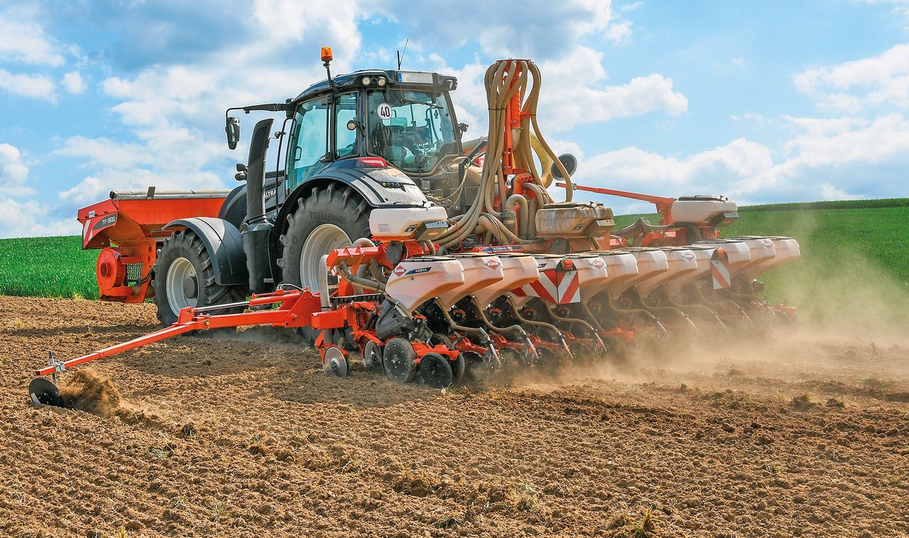 Die leichte Kuhn-Kosma eignet sich auf sauber bearbeiteten Flächen, ansonsten empfiehlt sich die Maxima 3 mit Räumern einzusetzen. Bild: zvg