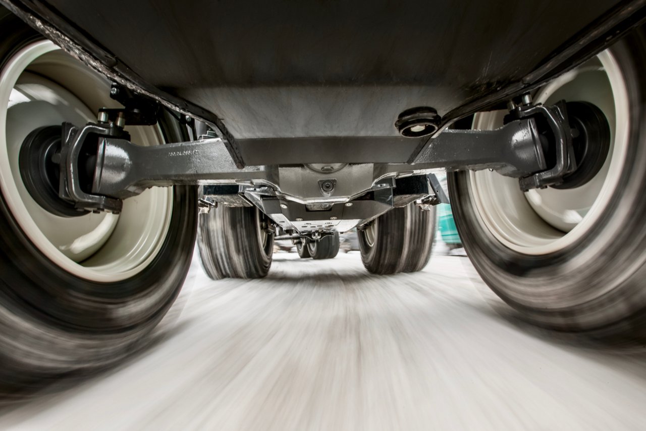 Für landwirtschaftliche Anhänger sind Zweileiter-Bremseinrichtungen seit 1. Mai 2019 Pflicht. (Bild: Agrotec Suisse)