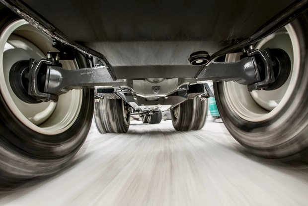 Für landwirtschaftliche Anhänger sind Zweileiter-Bremseinrichtungen seit 1. Mai 2019 Pflicht. (Bild: Agrotec Suisse)