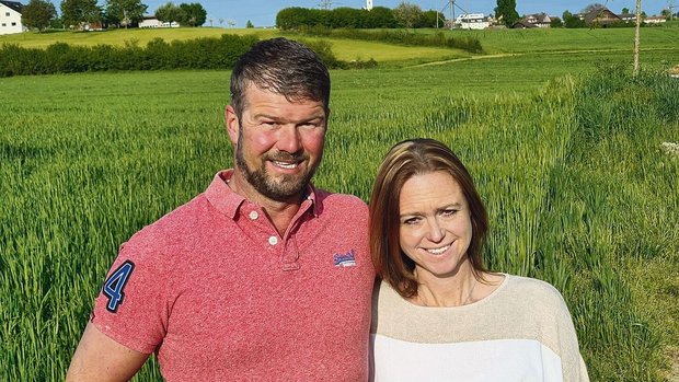 Thomas und Nadja Brunner sind Gastgeber an den Hofgesprächen 2022. Auf dem Betrieb Underbürgle in Rain LU setzen sie auf Milchwirtschaft.