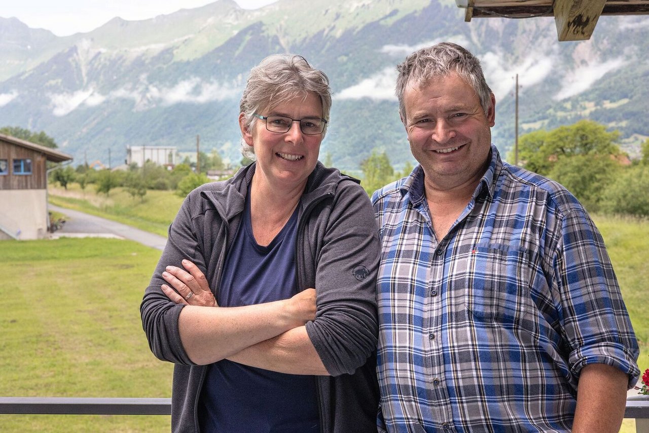 Karin und Ueli Thöni auf dem Balkon ihres Wohnhauses in Brienz. Zum Wohnhaus gehört ein Schlacht- und Verarbeitungslokal.