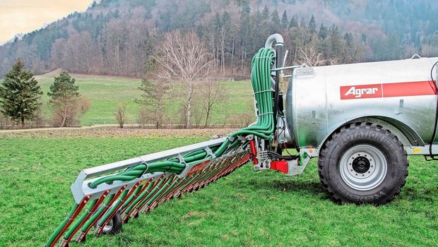 Die Ausbringung flüssiger Hof- und Recyclingdünger mit Schleppschuh wird im Rahmen des Aargauer Massnahmenplan Ammoniak künftig gefördert. 