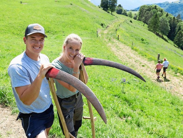 Josef und Sibylle Bader (unten rechts) haben gut fürs Alter vorgesorgt. So können sie den Betrieb sorglos an die nächste Generation weitergeben.