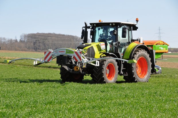Mit dem Crop Sensor von Claas sind Landwirte in der Lage, gezielt nach dem Bedarf der Kulturen Stickstoff zu düngen. Bild: Serco Landtechnik AG