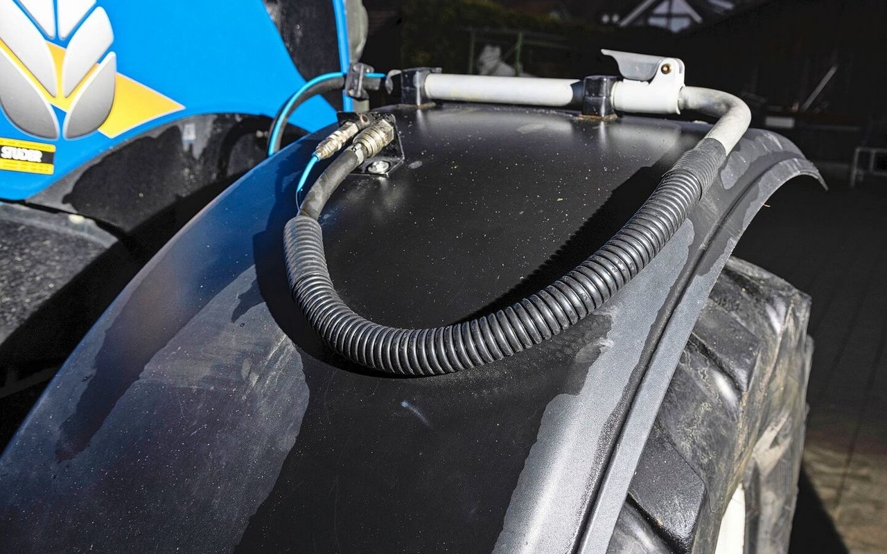 Bei Arbeiten im Wald werden die Leitungen abgehängt und gesichert. 