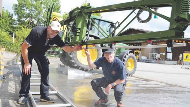 Peter Aebi (links) und  Peter Gerber prüften auf der  Rütti in Zollikofen BE die Pflanzenschutzgeräte auf  ihre Tauglichkeit. (Bild Peter Fankhauser)